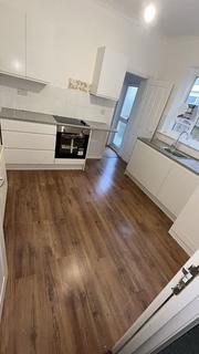 Studio to rent, Station Road, London N3