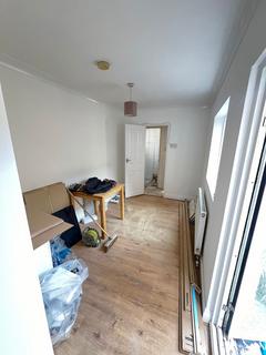 Studio to rent, Station Road, London N3