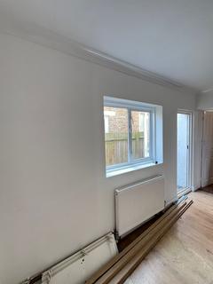 Studio to rent, Station Road, London N3