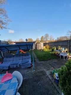 Studio to rent, Station Road, London N3