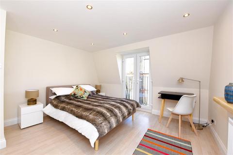 3 Chartfield Square, London, SW15 6DR
