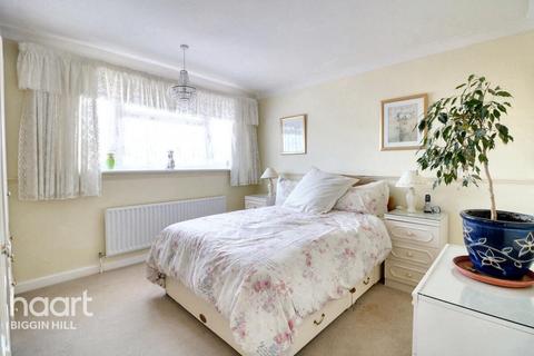 18 Rushdene Walk, Biggin Hill, Westerham, TN16 3UG