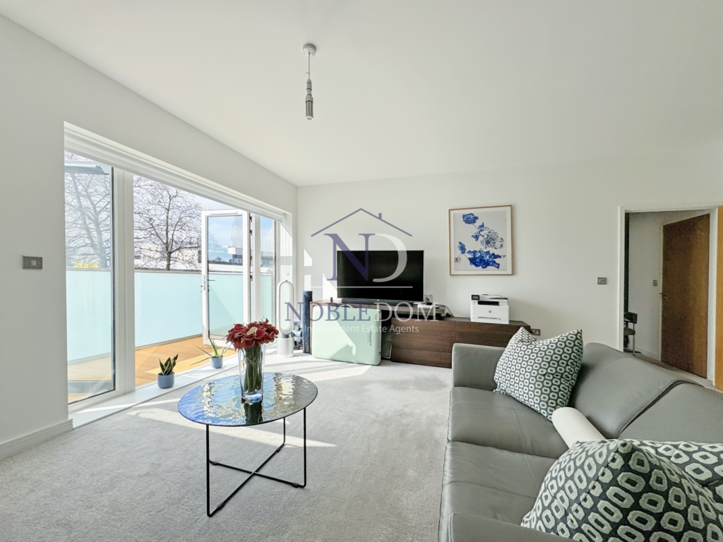 Spacious one bedroom flat in hounslow on shared o