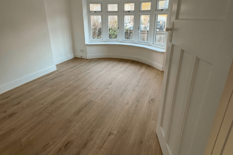 3 bedroom flat to rent, London, SE24