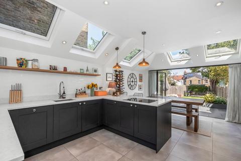 8 Lutwyche Road, London, SE6 4EP