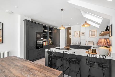 8 Lutwyche Road, London, SE6 4EP