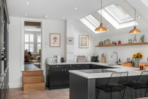 8 Lutwyche Road, London, SE6 4EP