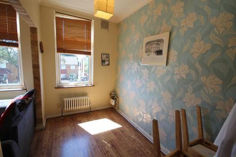 3 bedroom flat for sale, Kingshill Avenue, Hayes, Middlesex, UB4 8BY