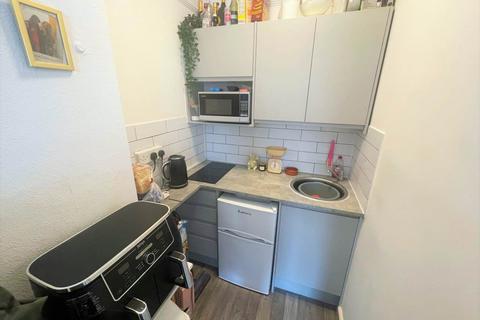 Studio to rent, York Avenue, Hove, East Sussex