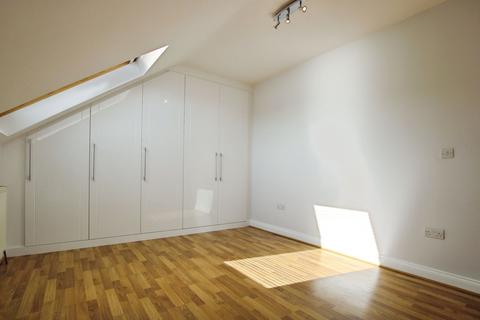 3 bedroom detached house to rent, Gordon Hill, Chesham Court, EN2
