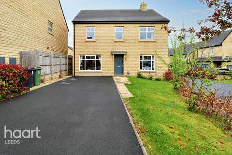 4 bedroom detached house for sale, Moorside Court, Cleckheaton