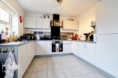 4 bedroom detached house for sale, Moorside Court, Cleckheaton
