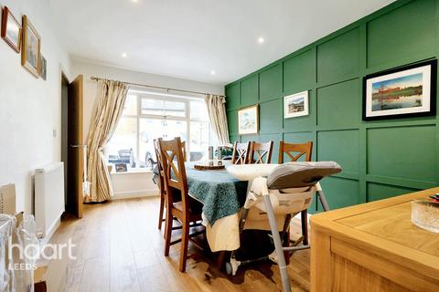 4 bedroom detached house for sale, Moorside Court, Cleckheaton