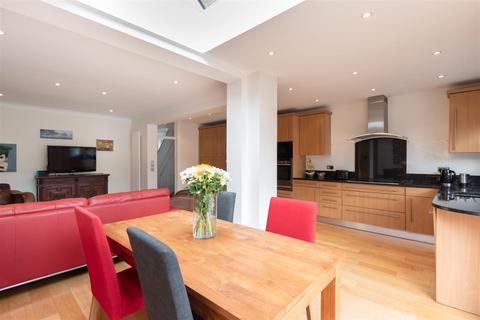 18 Friars Walk, London, N14 5LS