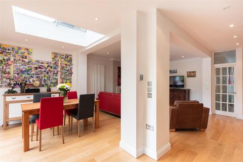 18 Friars Walk, London, N14 5LS