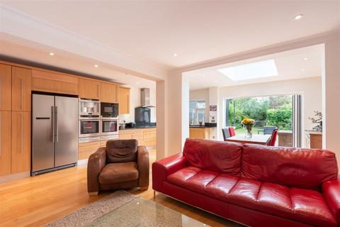 18 Friars Walk, London, N14 5LS