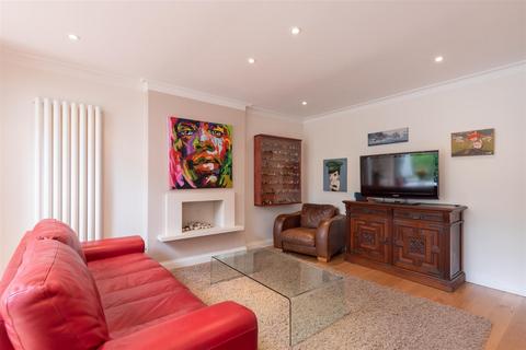 18 Friars Walk, London, N14 5LS