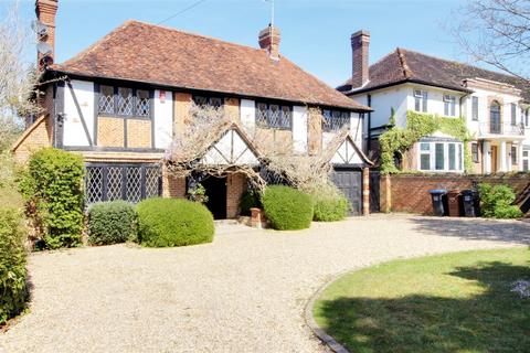 5 bedroom detached house to rent, Brookmans Avenue, Brookmans Park