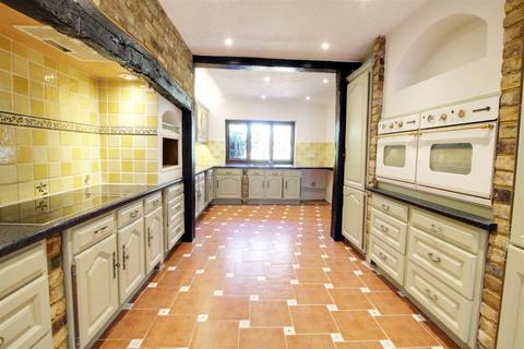 5 bedroom detached house to rent, Brookmans Avenue, Brookmans Park
