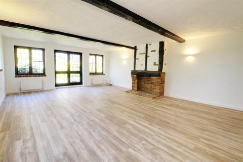 5 bedroom detached house to rent, Brookmans Avenue, Brookmans Park