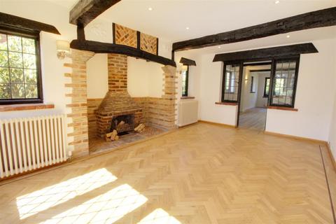 5 bedroom detached house to rent, Brookmans Avenue, Brookmans Park