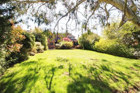5 bedroom detached house to rent, Brookmans Avenue, Brookmans Park