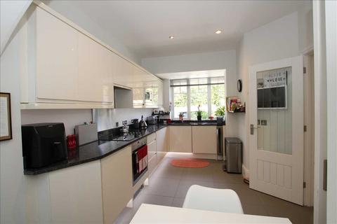 2, Hillside Tilford Road, Hindhead, GU26 6RD