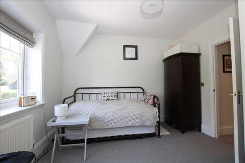 2, Hillside Tilford Road, Hindhead, GU26 6RD