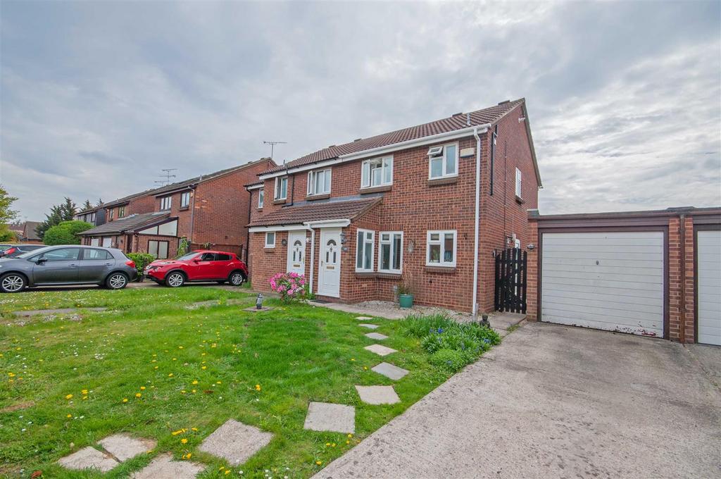 Beardsley Drive, Chelmsford 3 bed semi-detached house - £399,995