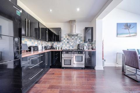 4 Ferncroft Avenue, Ruislip, HA4 9JD