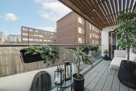 2 bedroom flat for sale, Berwick Close, London W13