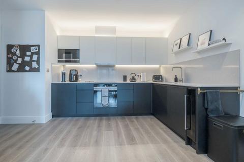 2 bedroom flat for sale, Berwick Close, London W13