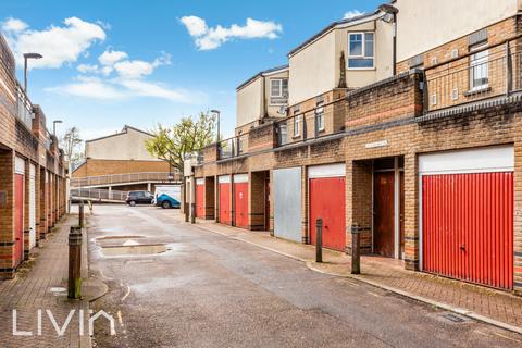 32 Renown Close, Croydon, CR0 3SZ