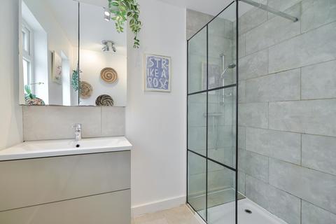 7 Howgate Road, London, SW14 8NQ