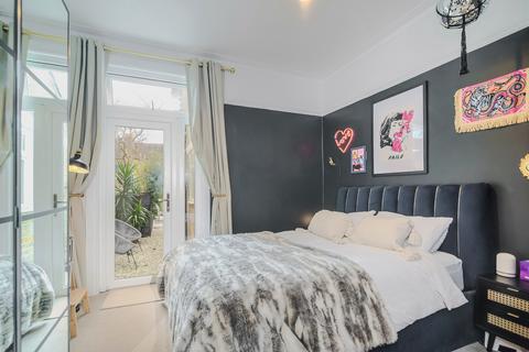 7 Howgate Road, London, SW14 8NQ