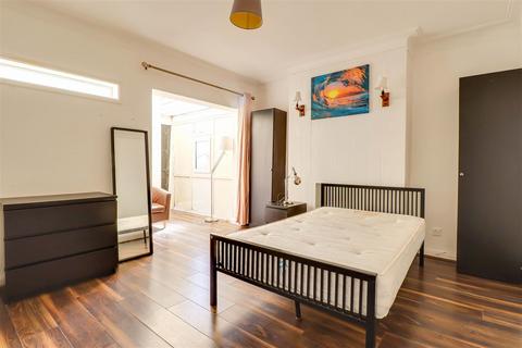 14 Cleveland Drive, Westcliff-on-sea, SS0 0SU