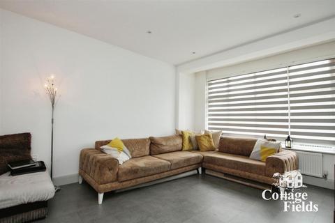 3 bedroom semi-detached house to rent, Kings Road, London, E4