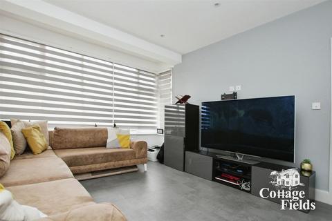3 bedroom semi-detached house to rent, Kings Road, London, E4