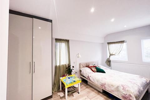 2 bedroom semi-detached house to rent, Maida Avenue, London, E4