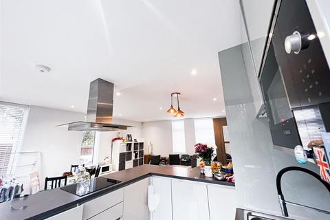 2 bedroom semi-detached house to rent, Maida Avenue, London, E4