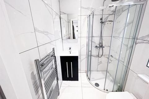 2 bedroom semi-detached house to rent, Maida Avenue, London, E4