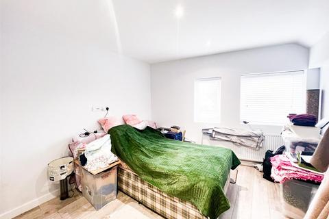 2 bedroom semi-detached house to rent, Maida Avenue, London, E4