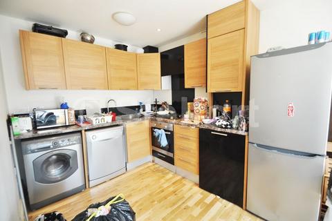 3 bedroom flat to rent, Freegrove Road, London, N7