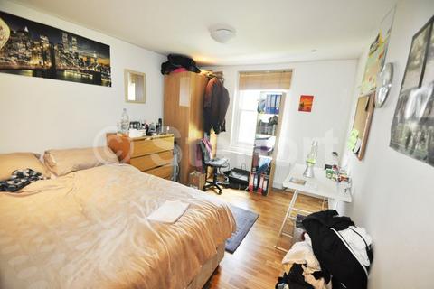 3 bedroom flat to rent, Freegrove Road, London, N7