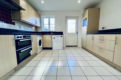 3 bedroom semi-detached house to rent, Rose Allen Avenue, Colchester