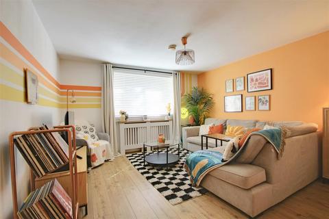 2 bedroom flat for sale, Ovaltine Drive, Kings Langley