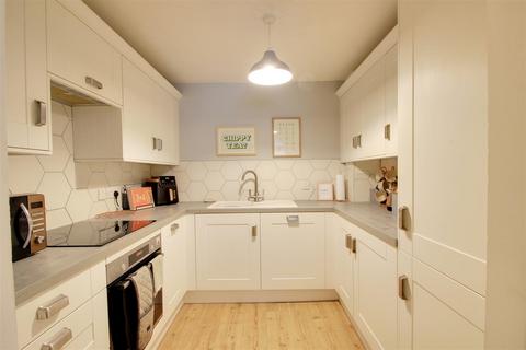 2 bedroom flat for sale, Ovaltine Drive, Kings Langley