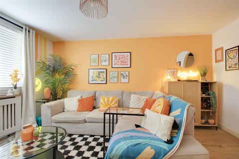 2 bedroom flat for sale, Ovaltine Drive, Kings Langley