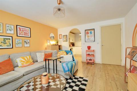 2 bedroom flat for sale, Ovaltine Drive, Kings Langley