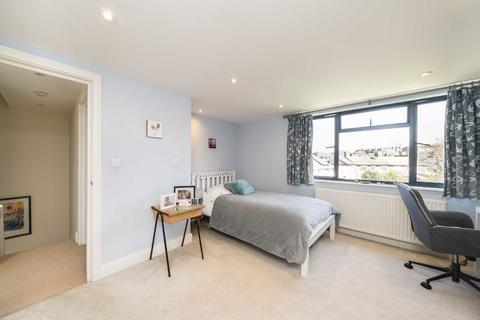 71 Thornton Road, London, SW12 0LA